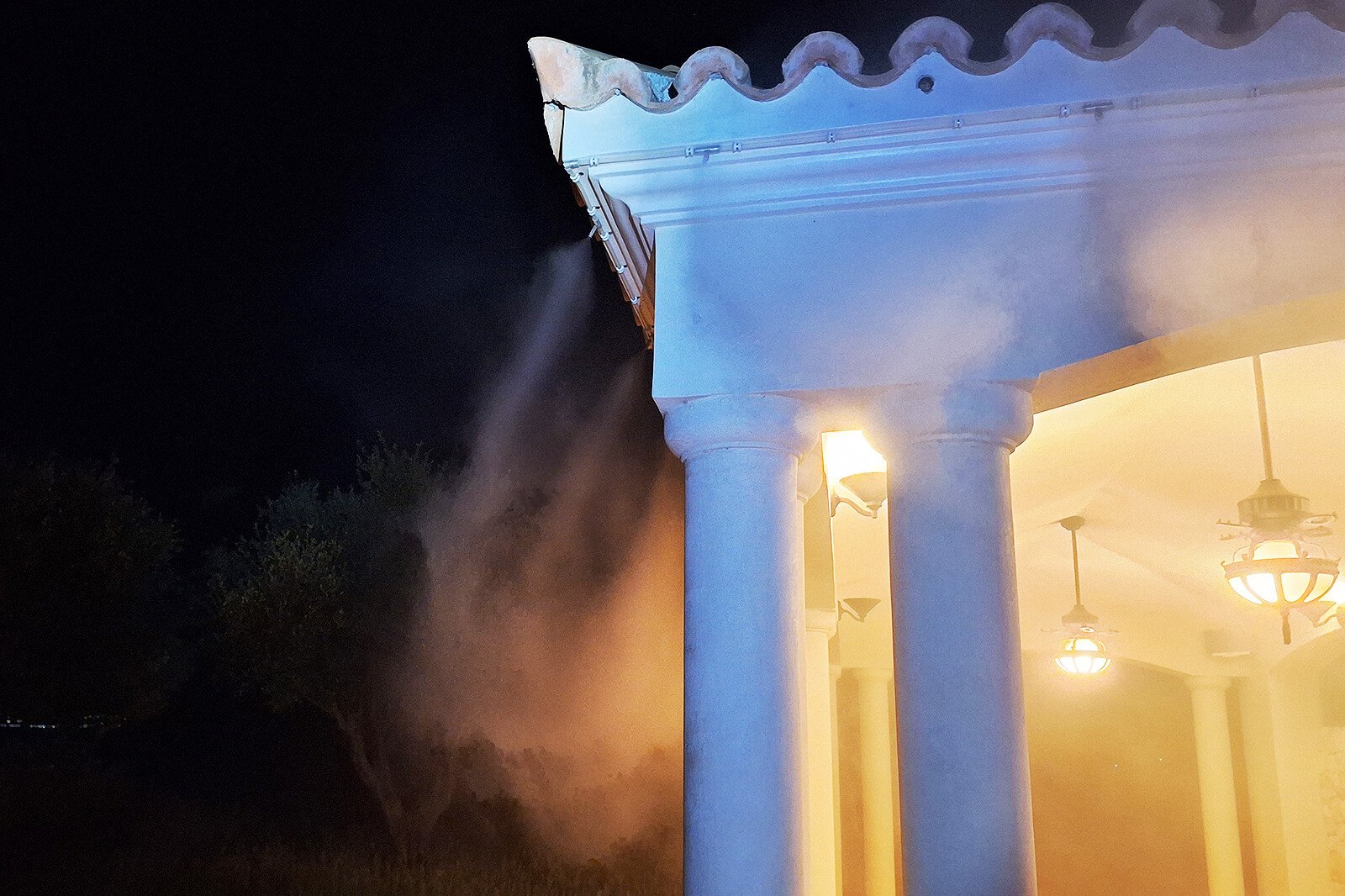 Νυχτερινή λήψη συστήματος υδρονέφωσης σε λειτουργία σε κατοικία