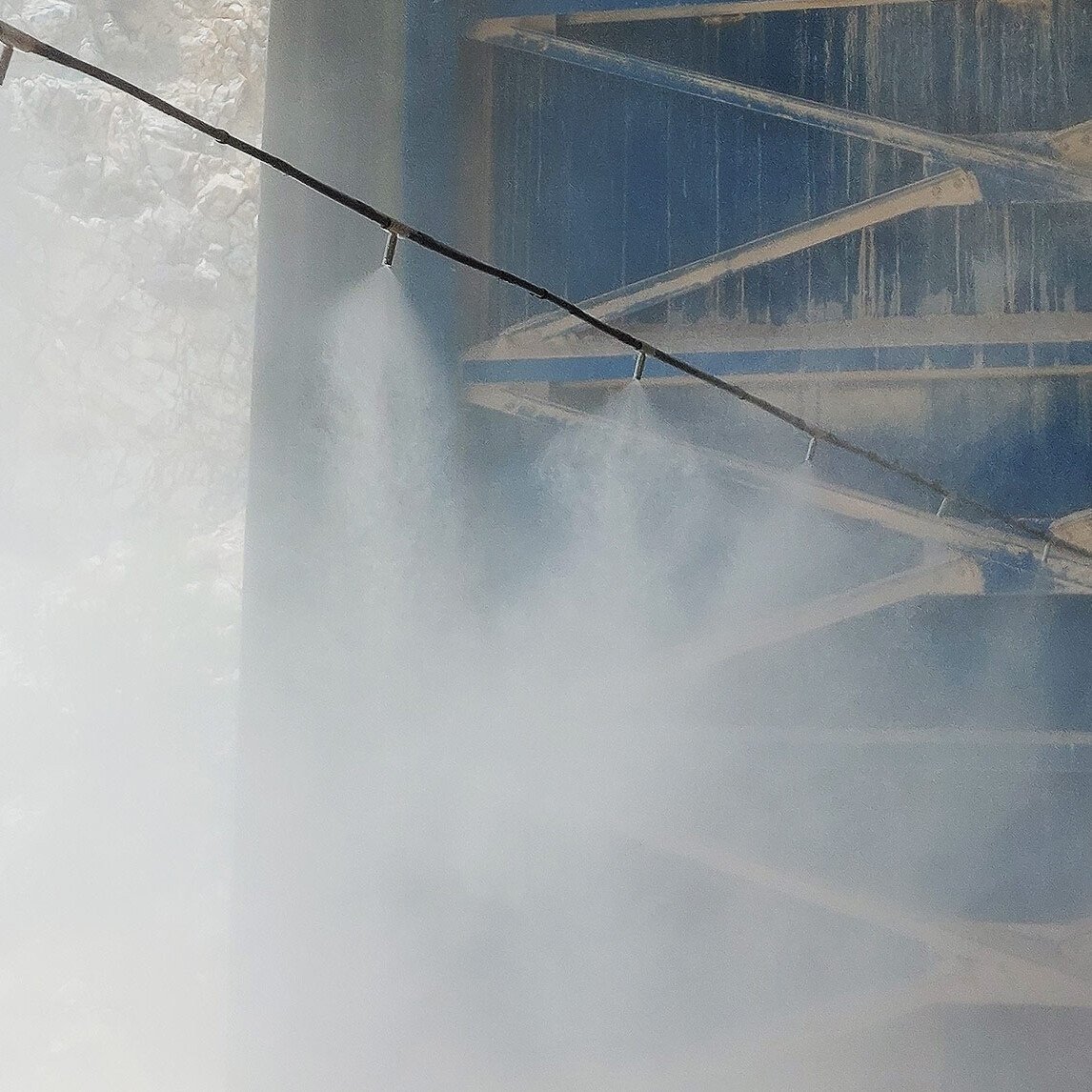 Σύστημα υδρονέφωσης καταστολής σκόνης σε λειτουργία στο λατομείο της ΑΓΕΤ Ηρακλής