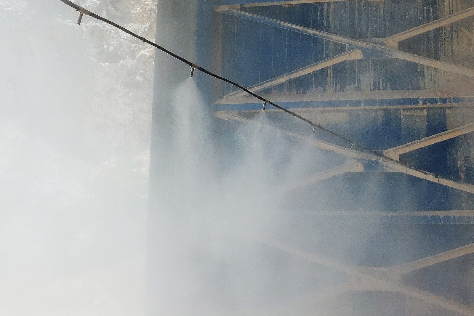 Σύστημα υδρονέφωσης καταστολής σκόνης σε λειτουργία στο λατομείο της ΑΓΕΤ Ηρακλής