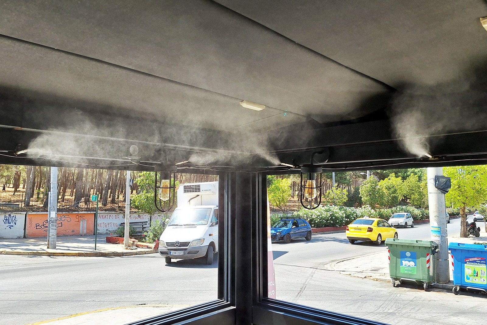 Επαγγελματικά ακροφύσια υδρονέφωσης Technomist Misting Systems σε καφετέρια, μίνι μάρκετ