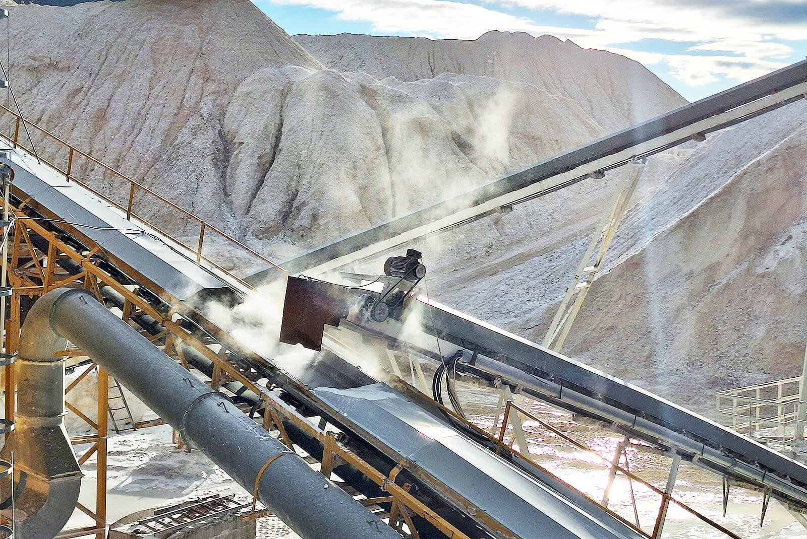 Ακροφύσια υδρονέφωσης σε γραμμή μεταφοράς υλικών με ορατή καταστολή σκόνης