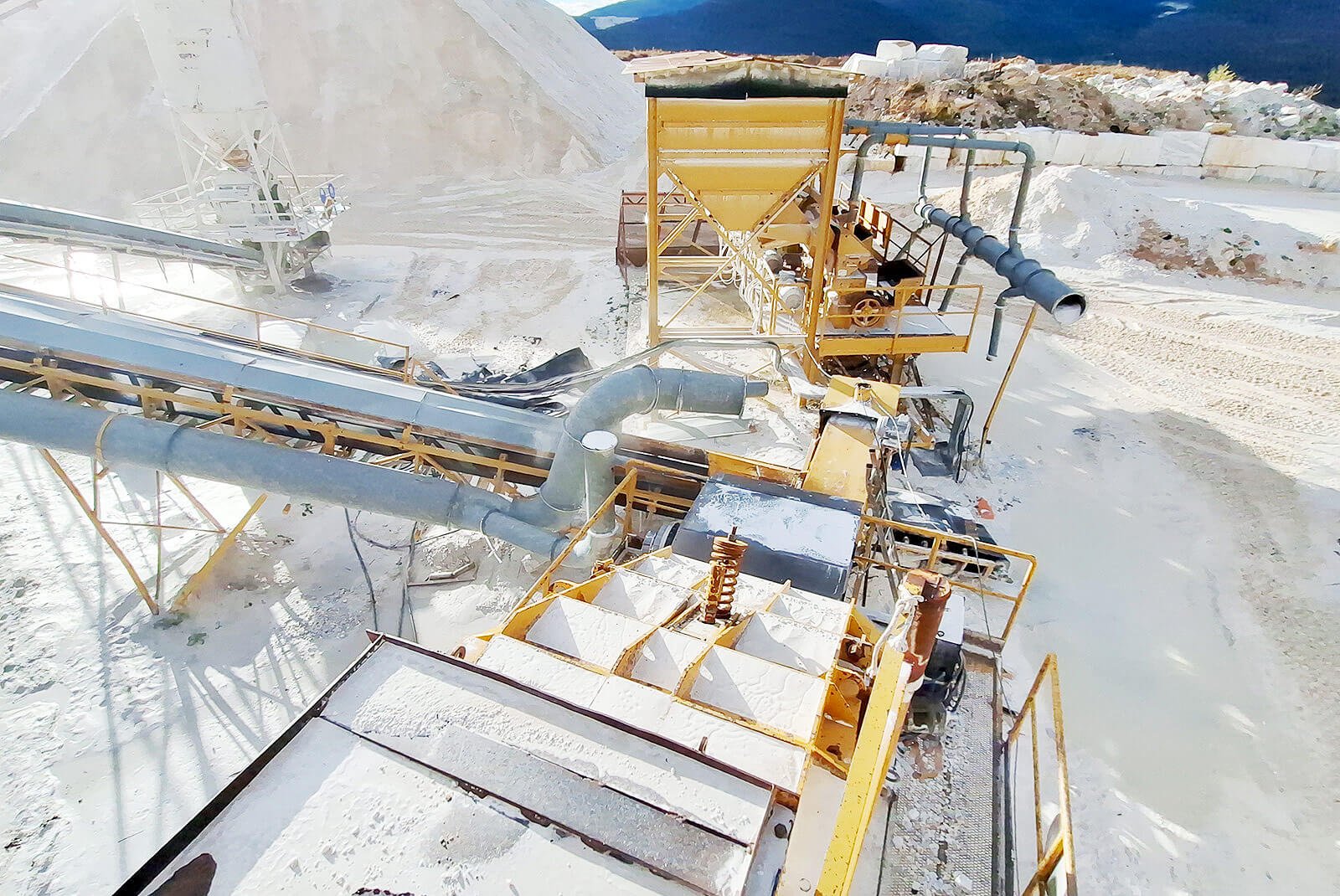 Σύστημα υδρονέφωσης υψηλής πίεσης σε ταινιόδρομο λατομείου με έντονη παραγωγή σκόνης