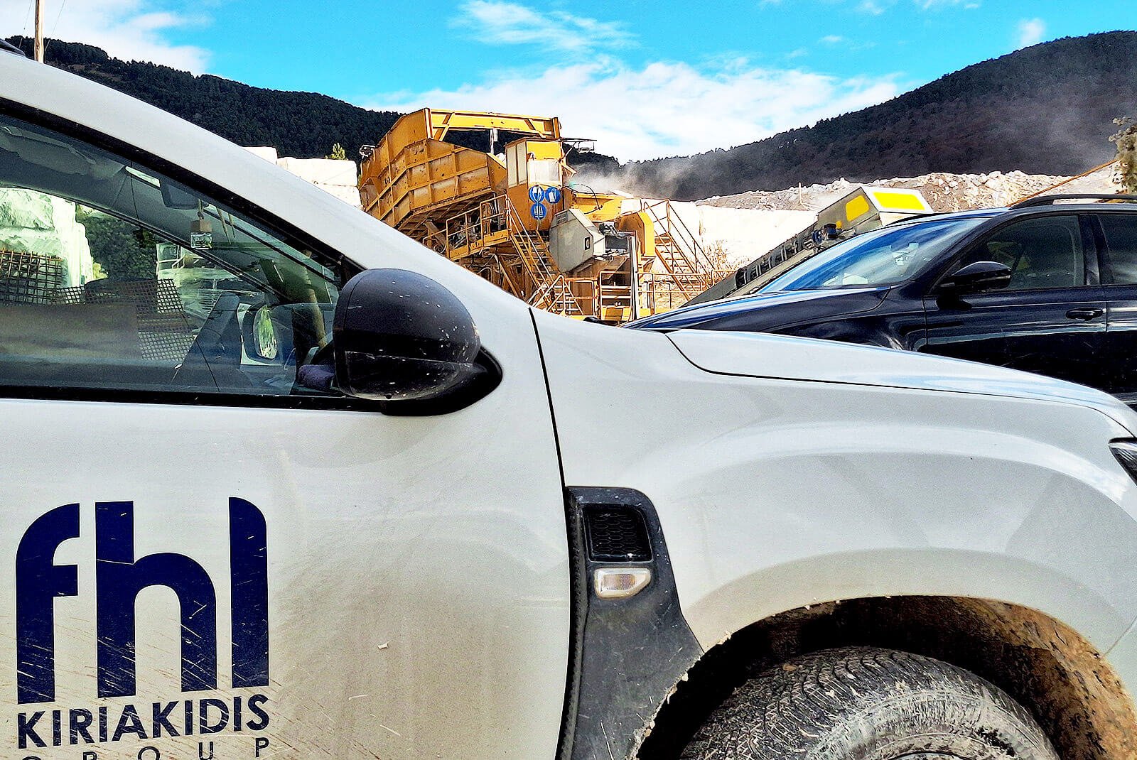 Όχημα FHL Κυριακίδης μπροστά από εγκατάσταση λατομείου με ορατό σύστημα υδρονέφωσης TECHNOMIST