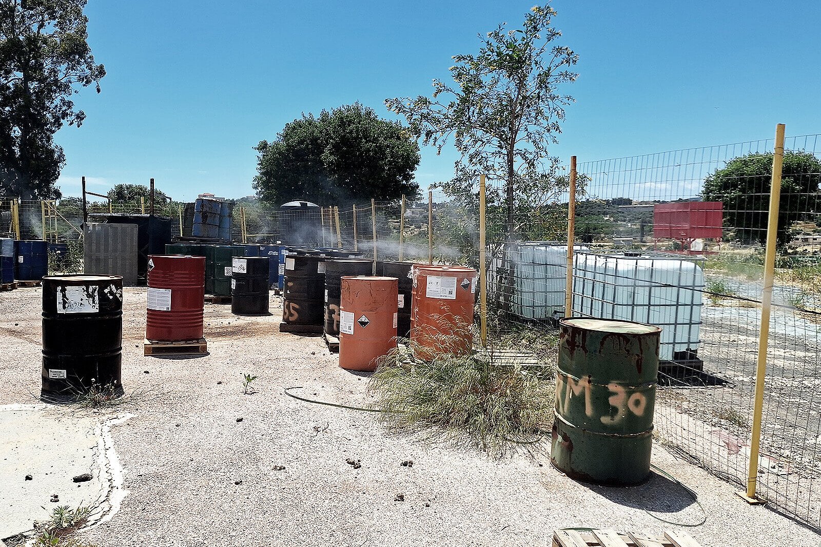 Λειτουργία ακροφυσίων υδρονέφωσης σε εξωτερικό βιομηχανικό χώρο αποθήκευσης
