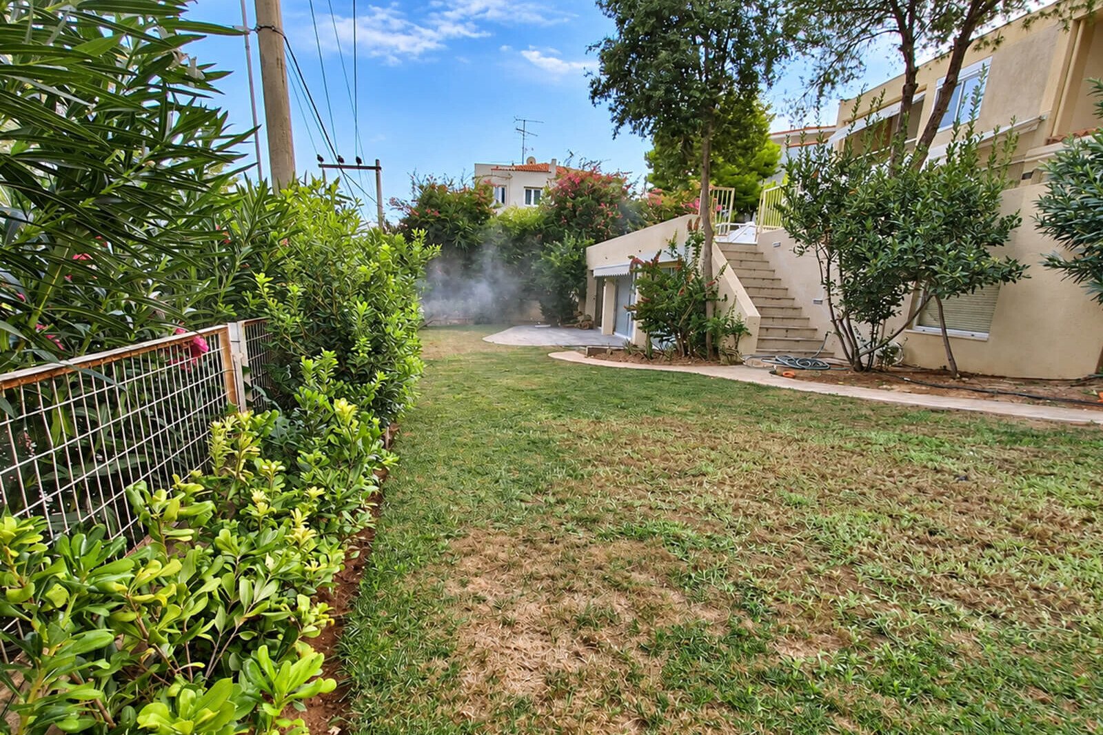 Αντικουνουπικό σύστημα υδρονέφωσης σε κατοικία στη Βούλα με εκνέφωση στον εξωτερικό χώρο της αυλής