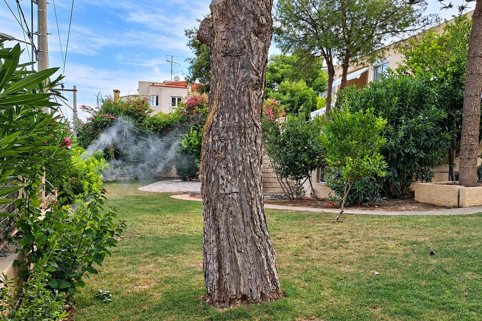 Αντικουνουπικό σύστημα υδρονέφωσης σε κήπο κατοικίας στη Βούλα με κάλυψη εξωτερικού χώρου